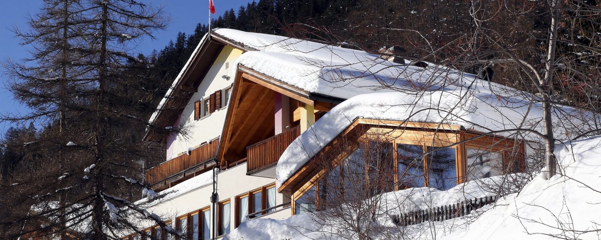 Aparthotel aussen Winter m Wellness nov19 Aparthotel Muchetta Davos Wiesen - Aussenansicht mit Wellness - Winter