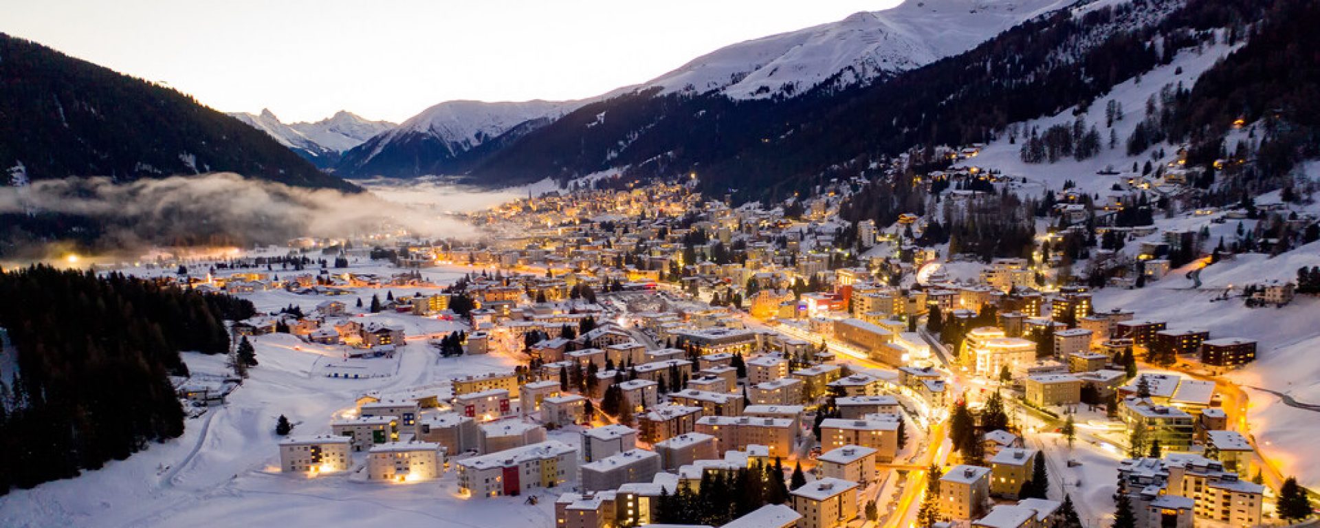 Aparthotel Davos Stadt Abend Lichter Winter (C) Marcel Giger