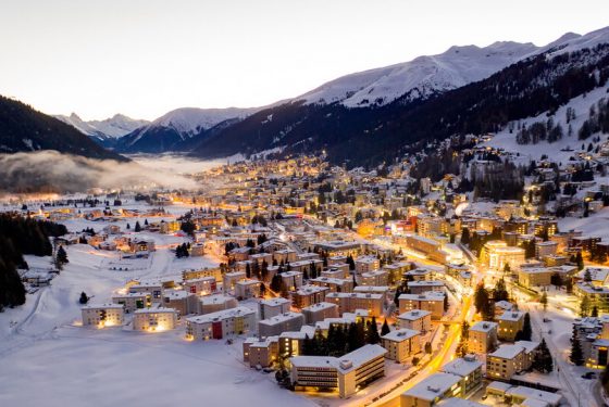 Aparthotel Davos Stadt Abend Lichter Winter (C) Marcel Giger