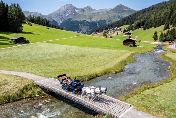 Aparthotel Familien Sommer Kutschenfahrt (C) Martin Bissig (75) Aparthotel - Kutschenfahrt mit Grosseltern Drei-Generationen Davos