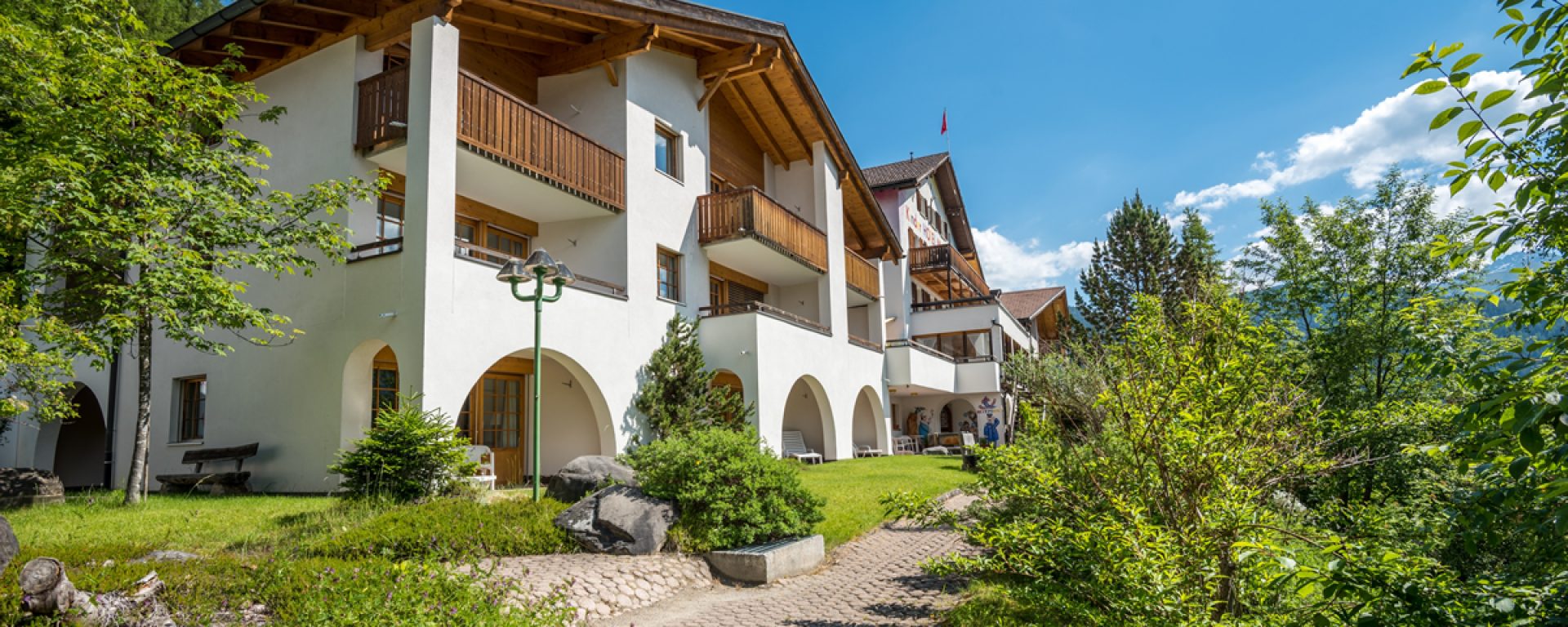 Aparthotel Muchetta Davos Ansicht Sommer