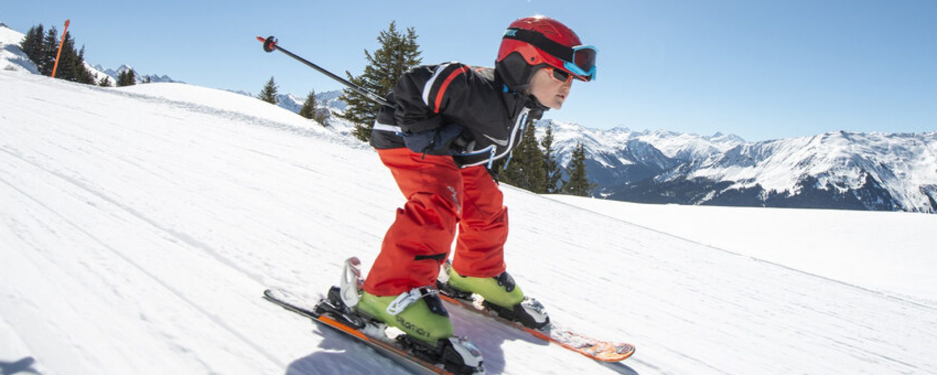 Aparthotel Skifahren Winter Kind Schnee Sonne (C)Klosters-Madrisa Bergbahnen AG - Andreas Butz