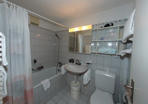 aparthotel-badezimmer-davos-wiesen