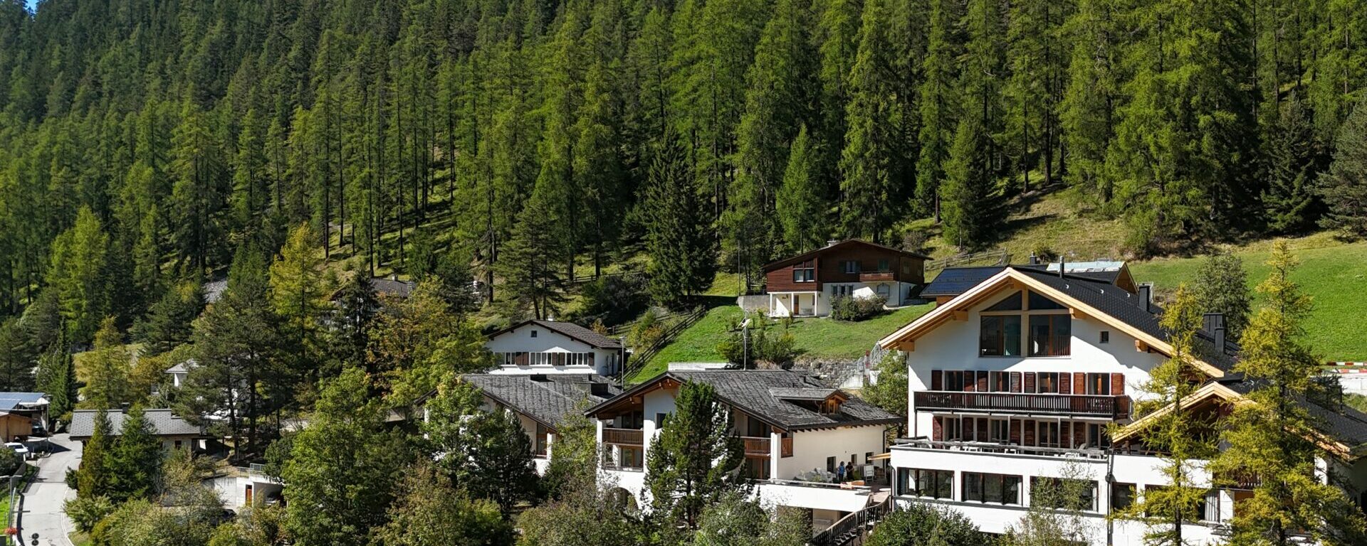 Aparthotel Muchetta Davos Wiesen - Ansicht Sommer Hi