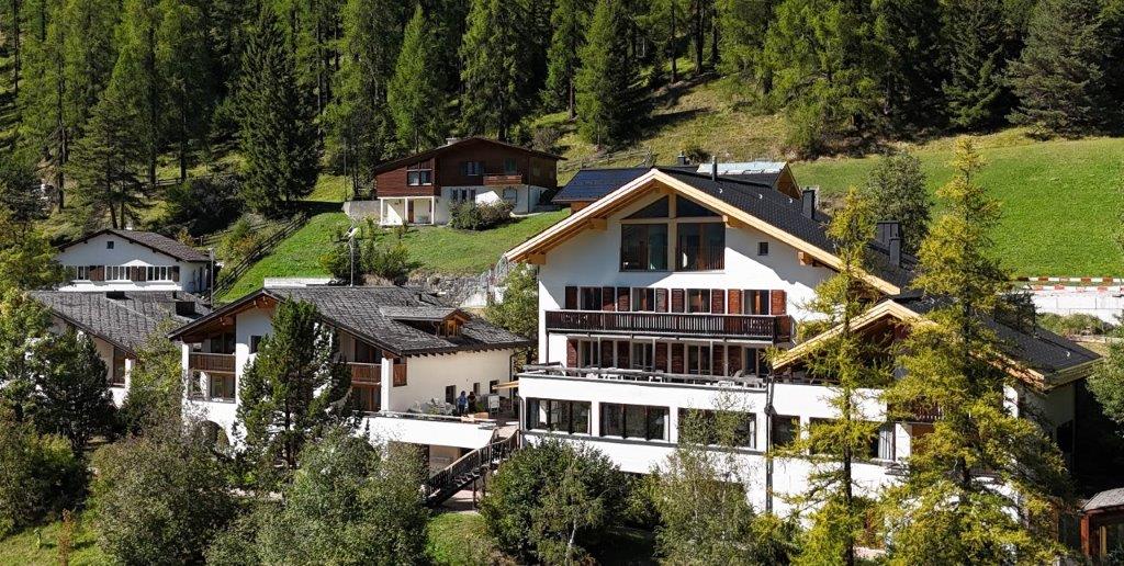 Aparthotel Muchetta Davos Wiesen - Hauptansicht Sommer kl