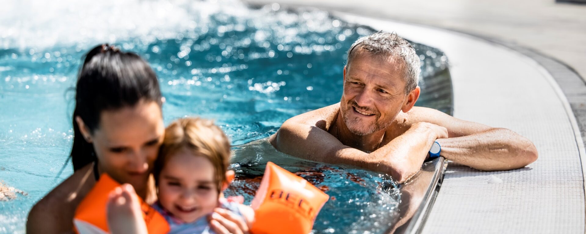 Opa mit Enkel - Baden - Wasser - Sommer (c) Martin Bissig