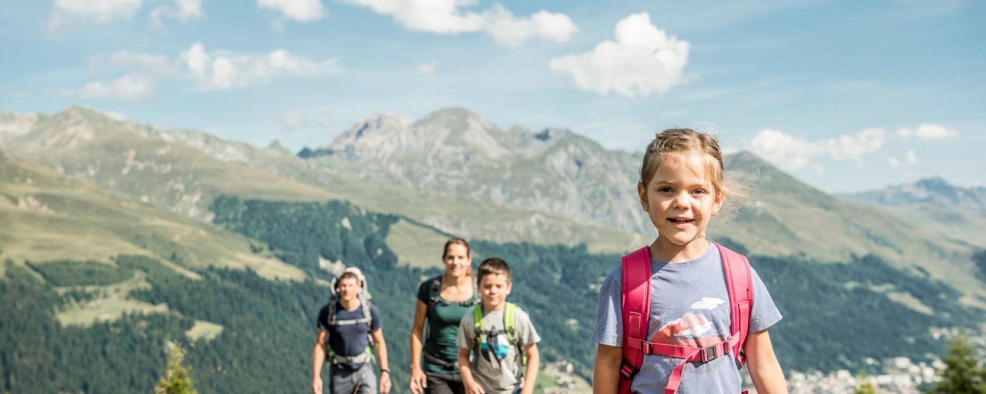 Familie wandert auf dem Rinerhorn Aussicht nach Davos