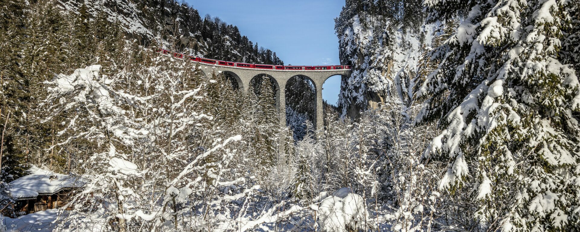 interregio-auf-dem-landwasserviadukt1-winter.jpg Aparthotel Muchetta - RhB im Winter - Landwasserviadukt