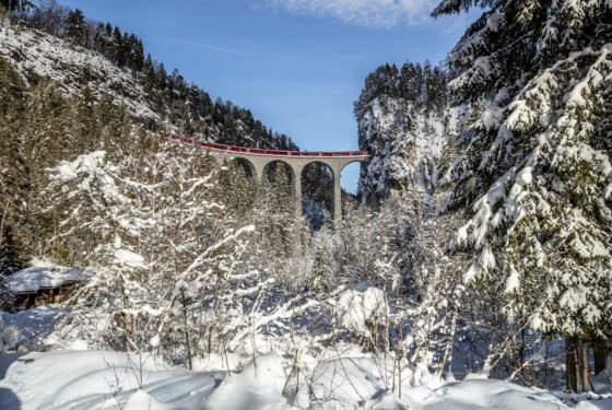 Aparthotel Muchetta - RhB im Winter - Landwasserviadukt