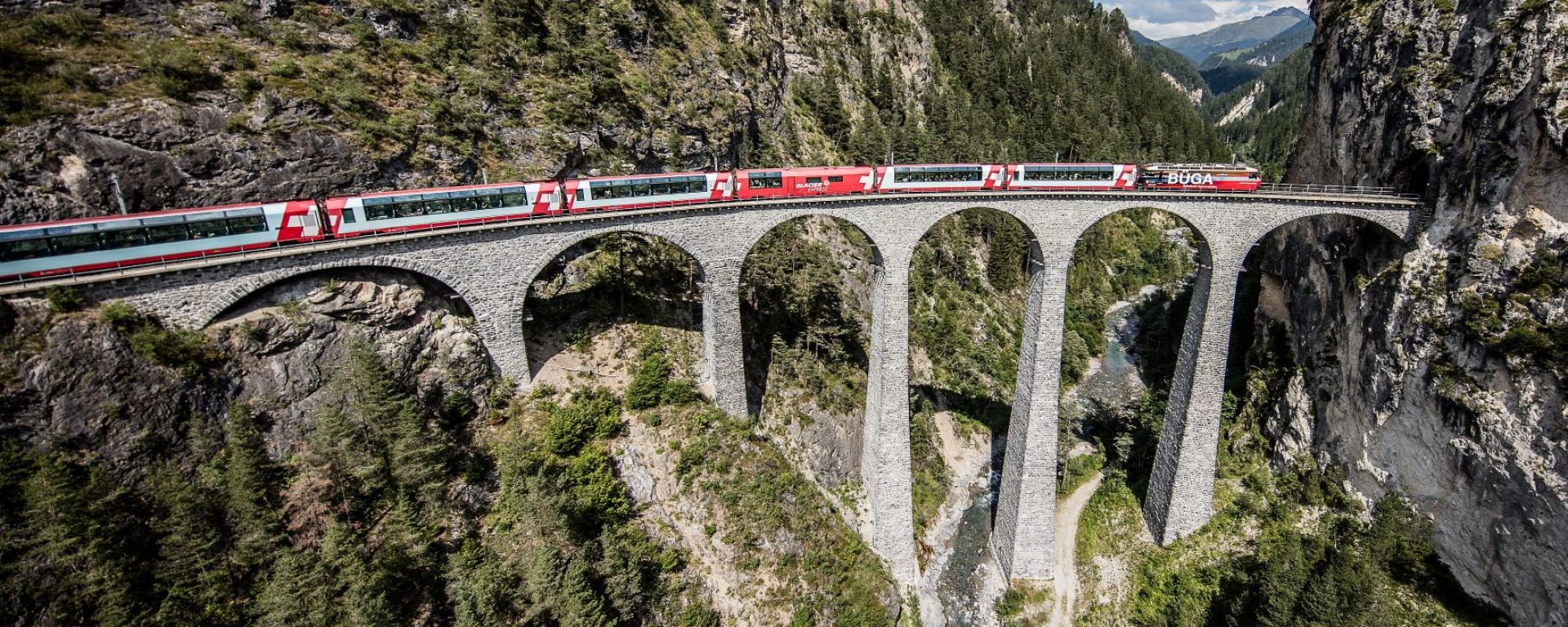 Zwischenstopp im Herzen Graubündens - Davos - Zügenschlucht - Landwasser-Viadukt - Parc Ela 2 Übernachtungen, Frühstückbuffet mit lokalen Produkten Basispreis für 2 Erwachsene und 1 Lunchpaket (2 Pers) für die Weiterfahrt Inbegriffen: Ermässigte Bergbahnfahrten mit Premium Card und freie Fahrt mit Postauto und Rhätischer Bahn in der Destination Davos - Klosters - Wiesen. Benutzung des Wellnessbereiches mit Sauna, Dampfbad, Kinderplantschbecken, Spielräume Exklusive Gästetaxen von CHF 5.90 pro Tag und Person ab 12 J., Zusätzlich: Kinder individuell dazubuchbar (Basispreis + Frühstück), Verlängerungstag möglich